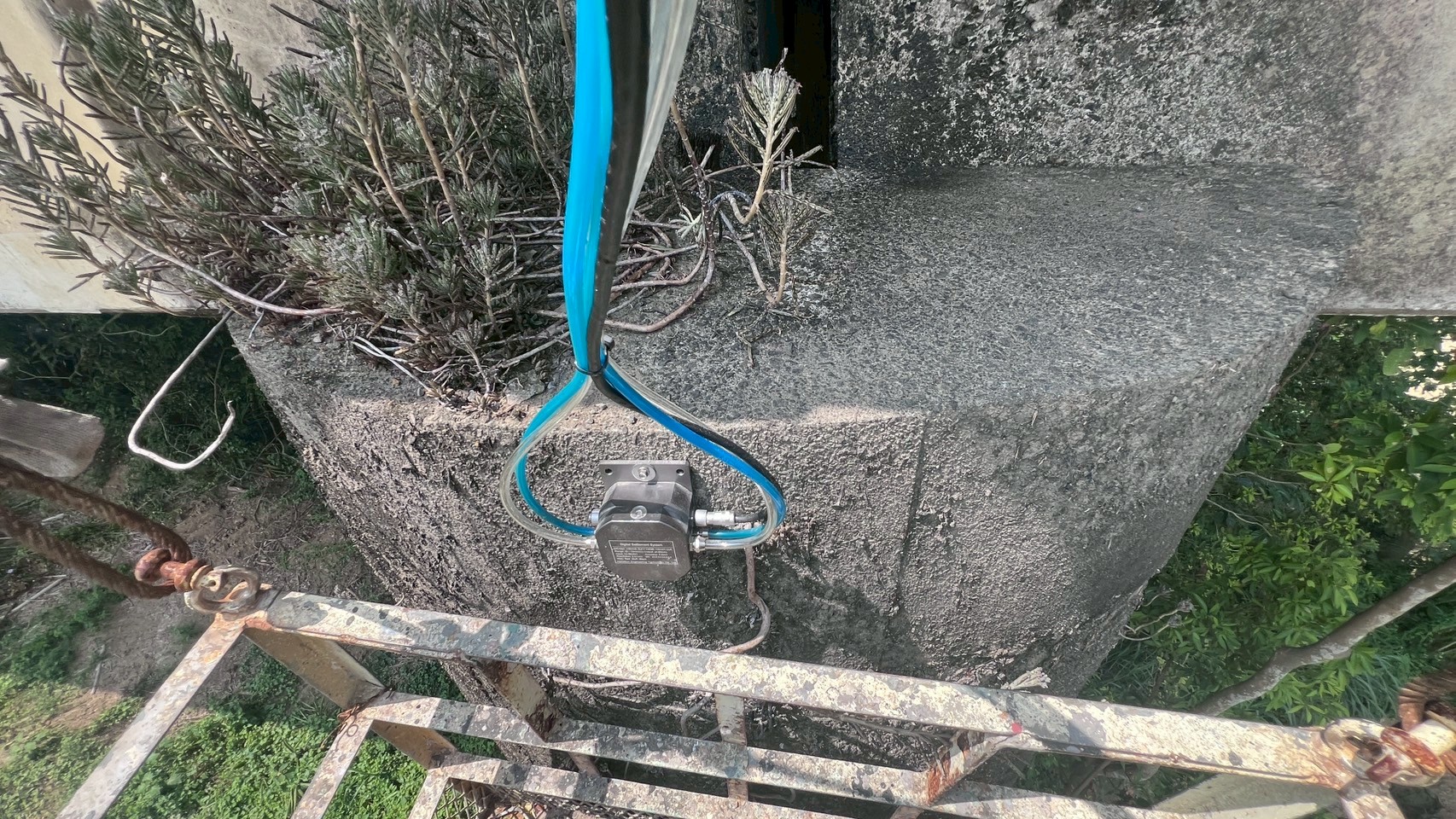 橋墩基座連通管沉陷計感測器與連通管路安裝